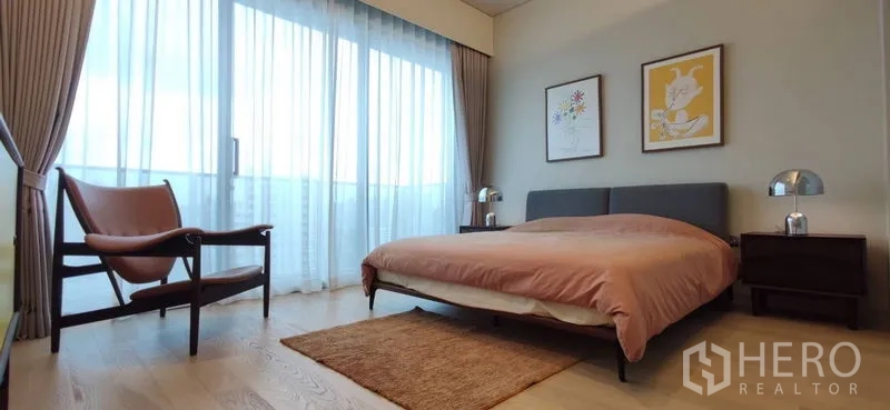 คอนโด ให้เช่าหรือขายในWatthana, Bangkok - ห้องนอนรอง เตียงคู่ โคมไฟหัวเตียง และแสงไฟอบอุ่น