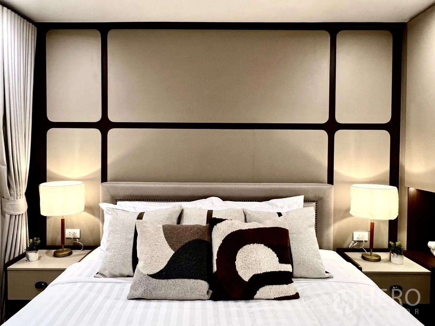 公寓 for sale in Yan Nawa, Bangkok - 主卧床头特写，配对称台灯与装饰抱枕。