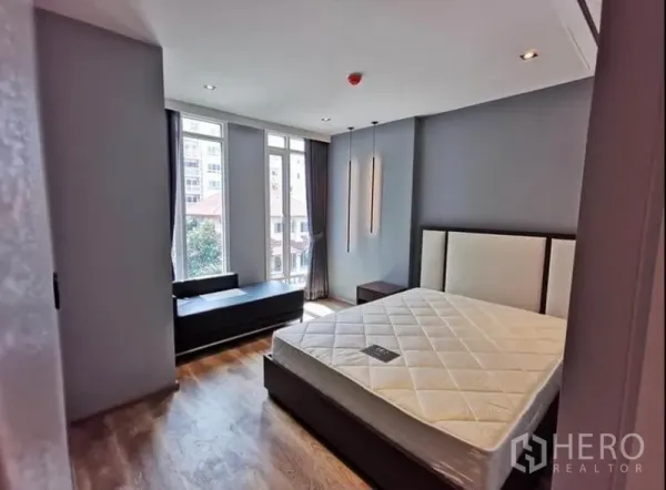 คอนโด ให้เช่าในSathon, Bangkok - ห้องนอนหลัก หน้าต่างบานใหญ่ เตียงบุผ้า มองเห็นวิวเมืองและต้นไม้