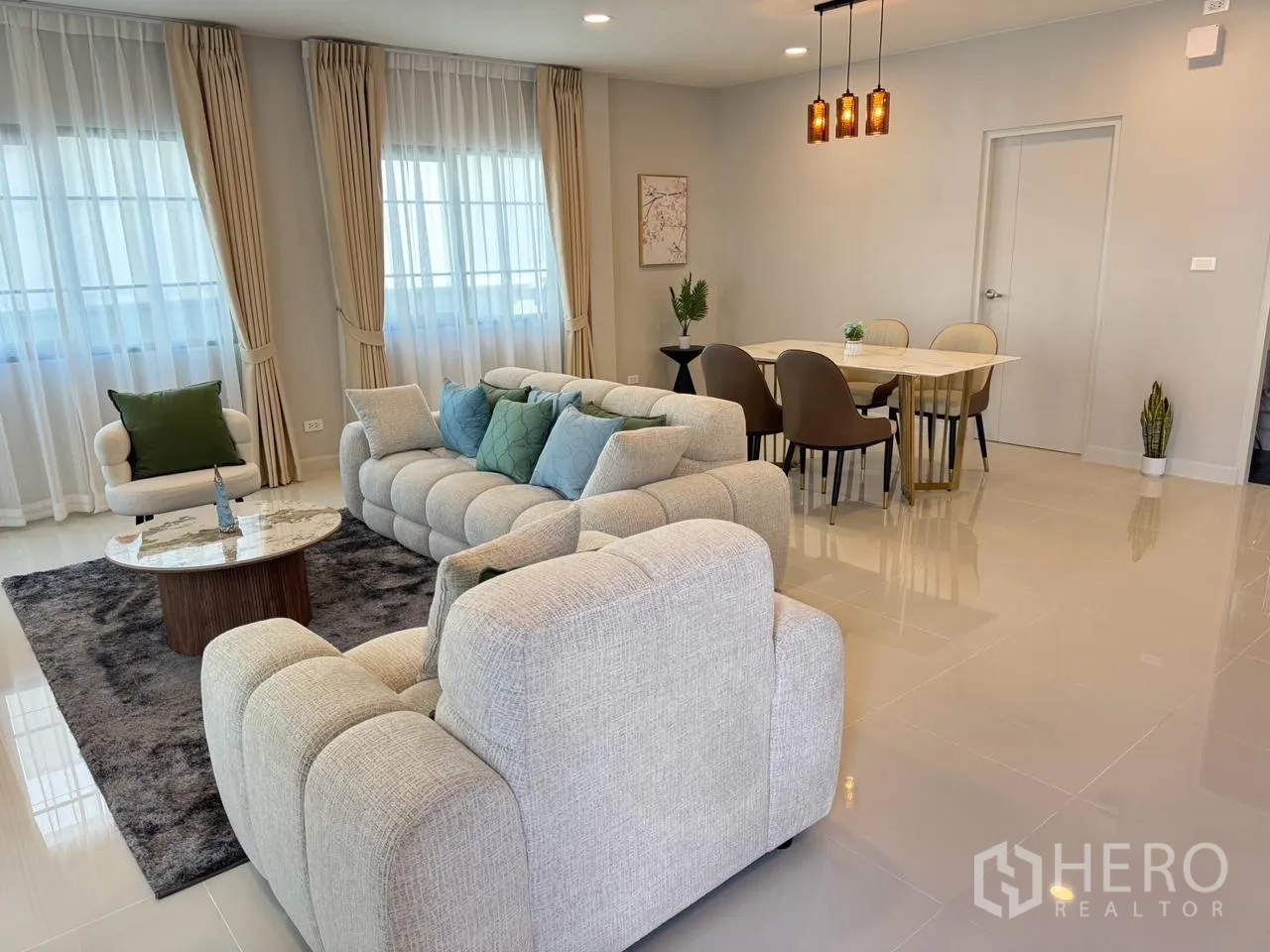 独栋房屋 for rent in Bang Phli, Samut Prakan - 开放式客厅餐厅的宽幅视角，吊灯点缀其间。