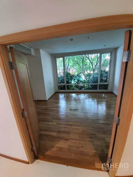 公寓 出租或出售在Sathon, Bangkok - 卧室配落地大窗，俯瞰葱郁花园景色。