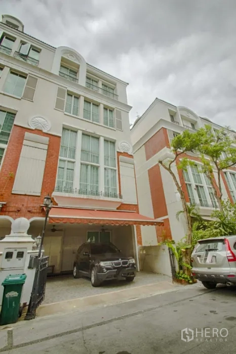 Townhouse for rent in Watthana, Bangkok - Four-storey Thonglor townhouse exterior with brick accents and covered carport in Watthana, Bangkok.
