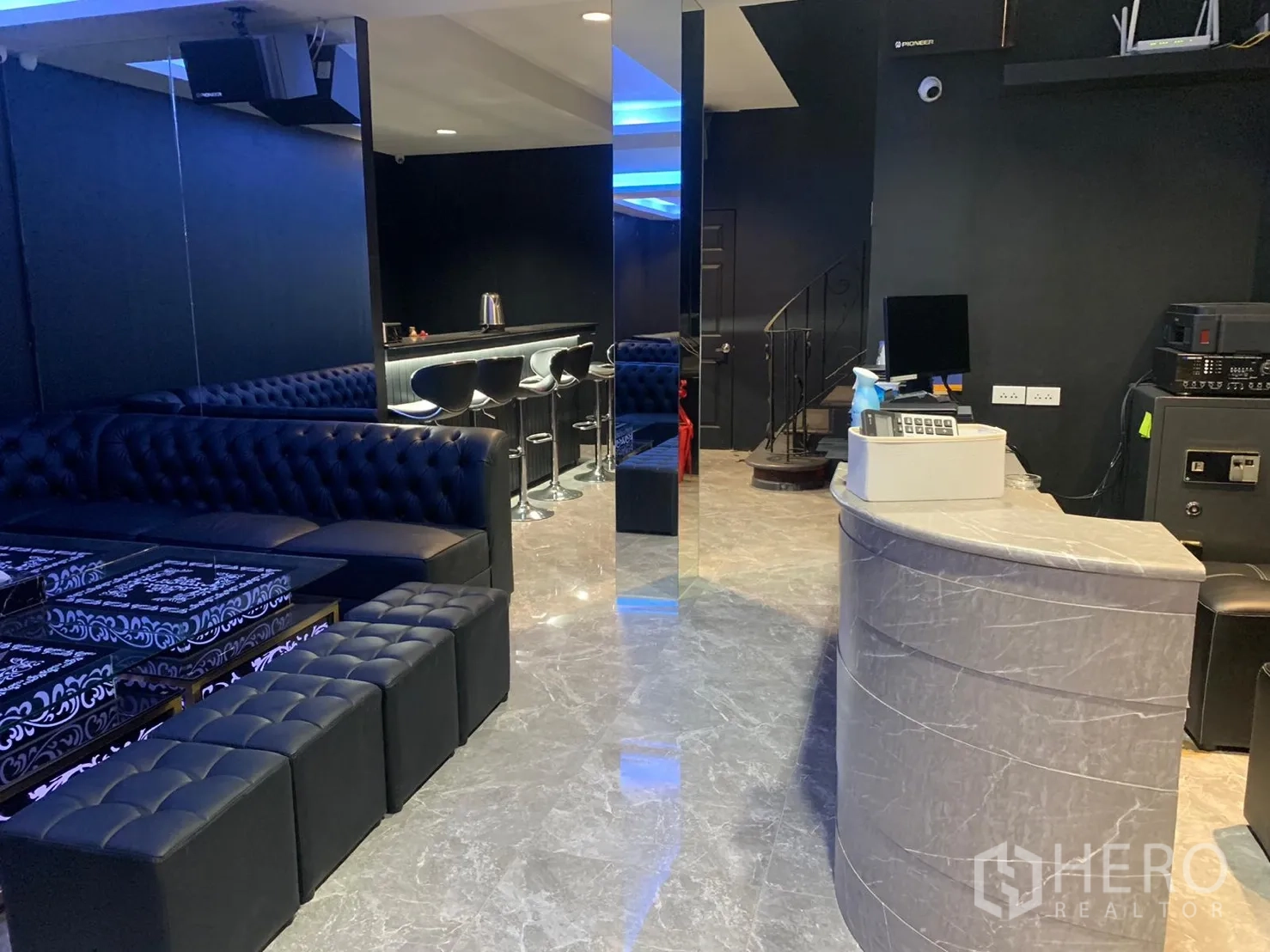 อาคารพาณิชย์ ให้เช่าในBangkok - พื้นที่ต้อนรับ เคาน์เตอร์โค้ง บาร์สตูล และโซฟาหนังพร้อมไฟ LED สีน้ำเงิน