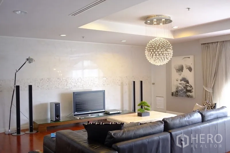 公寓 出租在Watthana, Bangkok - 当代风客厅，影音墙、电视柜与造型吊灯。
