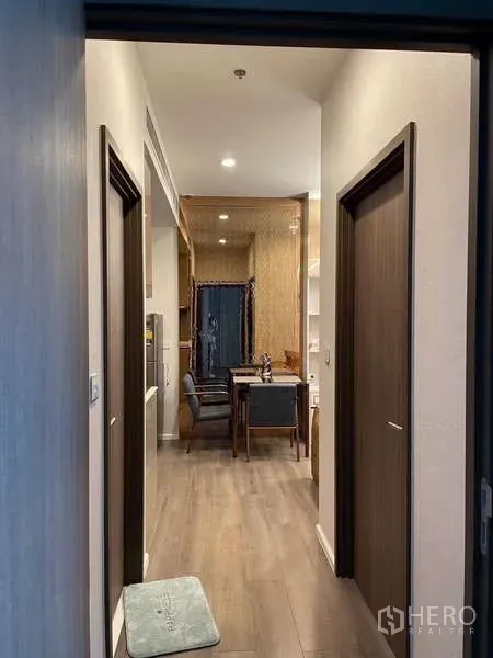 คอนโด ให้เช่า - โถงทางเดินมีประตูสองฝั่งไปยังห้องต่างๆ มองเห็นมุมรับประทานอาหารและฉากกั้นลายกราฟิก