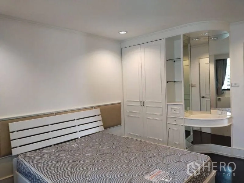 公寓 出租在Sathon, Bangkok - 卧室一角的嵌入式衣柜与带镜梳妆台。