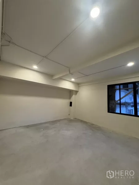 อาคารพาณิชย์ ให้เช่า - พื้นที่ออฟฟิศกั้นห้อง มีกรอบกระจกสีดำและทางเข้า