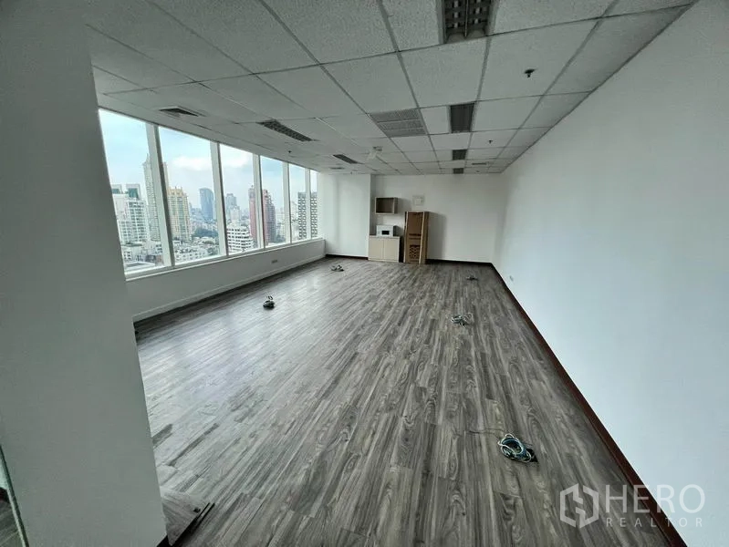 สำนักงาน ให้เช่าในWatthana, Bangkok - สำนักงานโล่งสว่าง พื้นลายไม้ เพดานฝ้าทีบาร์ พร้อมหน้าต่างบานใหญ่ชมวิวสกายไลน์กรุงเทพฯ