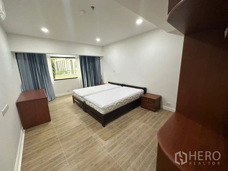 คอนโด ให้เช่าในWatthana, Bangkok - ห้องนอนสว่าง เตียงคู่ เฟอร์นิเจอร์ไม้ และหน้าต่างพร้อมผ้าม่าน