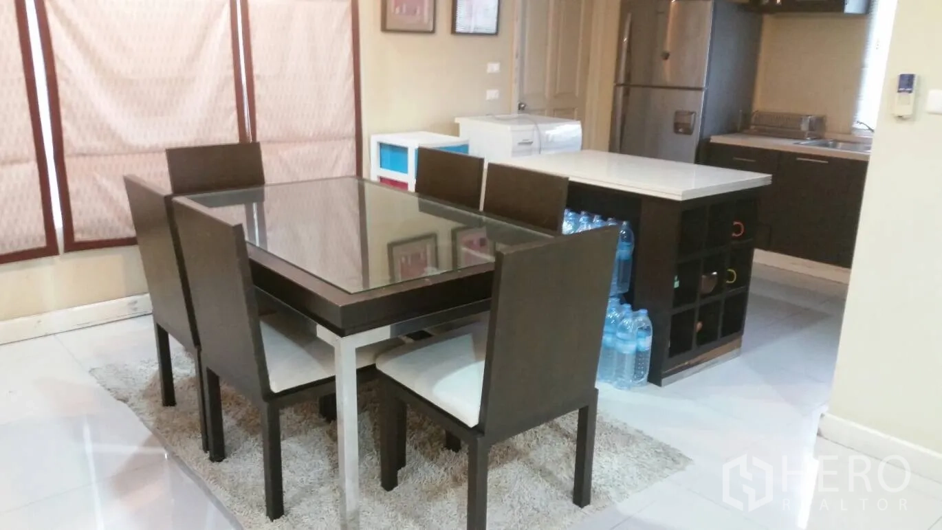 บ้าน ให้เช่าในLat Krabang, Bangkok - โต๊ะอาหาร 6 ที่นั่ง ข้างไอส์แลนด์ครัวและตู้เย็นสแตนเลส