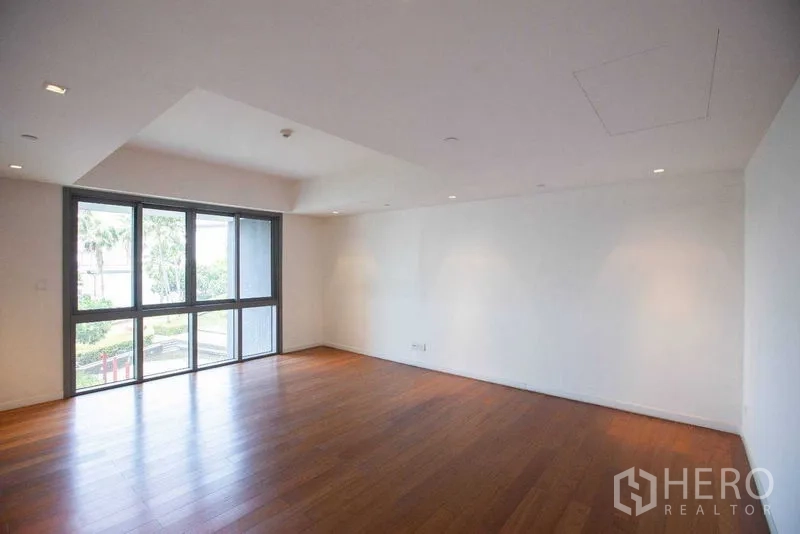 คอนโด ให้เช่าในYan Nawa, Bangkok - ห้องนอนกว้างพื้นไม้ มุมมองสวนผ่านหน้าต่างมุม