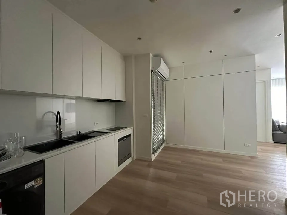 คอนโด for rent in Ratchathewi, Bangkok - ครัวทรงยาวตู้เก็บของครบ พร้อมเครื่องปรับอากาศ