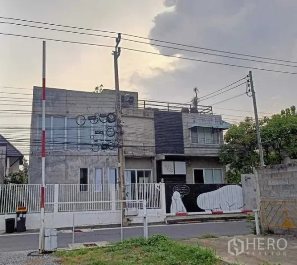 สำนักงานที่บ้าน ให้เช่าในPhra Khanong, Bangkok - โฮมออฟฟิศสองชั้นสไตล์คอนกรีต พร้อมรั้วหน้าและดาดฟ้า บนถนนเงียบในพระโขนง