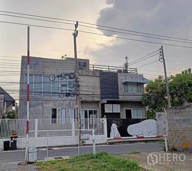 สำนักงานที่บ้าน ให้เช่าในPhra Khanong, Bangkok - โฮมออฟฟิศสองชั้นสไตล์คอนกรีต พร้อมรั้วหน้าและดาดฟ้า บนถนนเงียบในพระโขนง