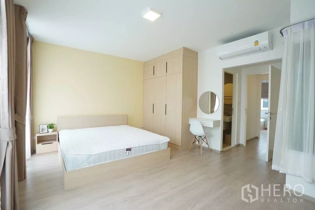 ทาวน์เฮาส์ ให้เช่าในBang Phli, Samut Prakan - ห้องนอนใหญ่สว่าง บิลท์อินตู้เสื้อผ้า โต๊ะเครื่องแป้ง และทางเข้าส่วนอาบน้ำ