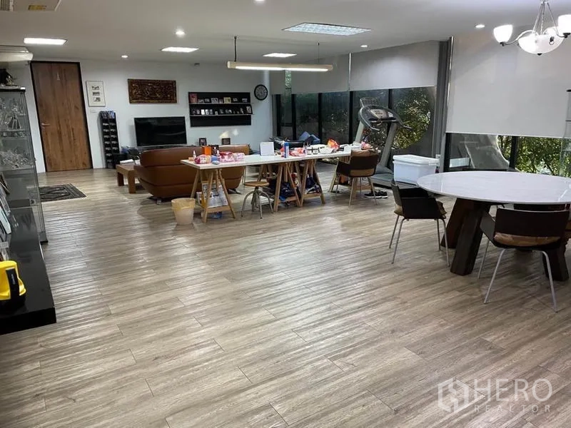Office Space for rent in Khlong Toei, Bangkok - Spacious multipurpose room with lounge, long table and wide windows.