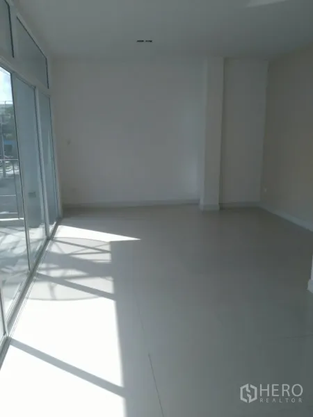 คอนโด ให้เช่าในPathum Wan, Bangkok - ห้องโล่งรับแสงธรรมชาติ ประตูกระจกบานเลื่อนเต็มผนัง และพื้นกระเบื้องสีขาว