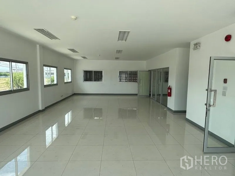 โรงงาน ให้เช่าในMueang Samut Prakan, Samut Prakan - ห้องสำนักงานมีหน้าต่างรอบด้านและผนังกระจกบานเลื่อนสำหรับห้องประชุม