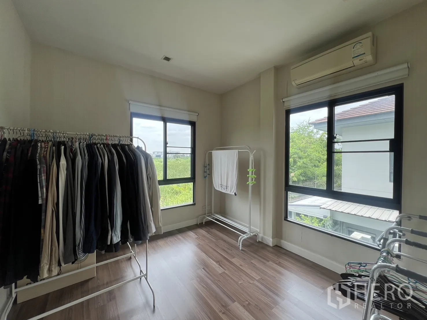 Detached House for rent in Bang Kapi, Bangkok - Another angle of the wardrobe room with AC and dual aspect windows.