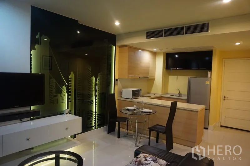 公寓 出售在Khlong Toei, Bangkok - 通透客厅带电视柜与黑色玻璃天际线装饰墙，开放式厨房，曼谷空堤区公寓。