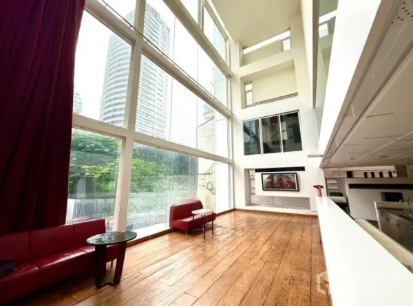 零售空间 出租在Watthana, Bangkok - 挑高双层空间，整面玻璃墙与木地板，设有吧台并可眺望城市景观。