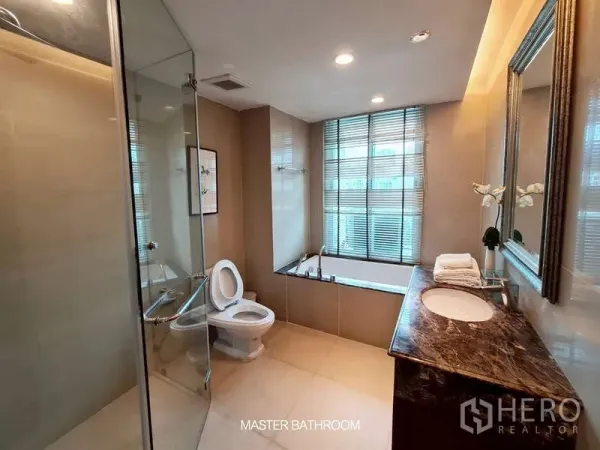 พื้นที่ขายปลีก ให้เช่าในWatthana, Bangkok - ห้องน้ำมาสเตอร์พร้อมอ่างอาบน้ำ ฝักบัวกระจก และหน้าต่างบานใหญ่