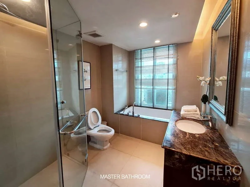 พื้นที่ขายปลีก ให้เช่าในWatthana, Bangkok - ห้องน้ำมาสเตอร์พร้อมอ่างอาบน้ำ ฝักบัวกระจก และหน้าต่างบานใหญ่