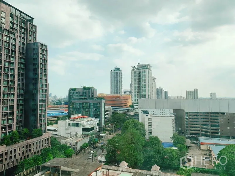 คอนโด ให้เช่าในWatthana, Bangkok - วิวเมืองชั้นสูงของย่านสุขุมวิท รายล้อมด้วยคอนโด อาคารสำนักงาน และพื้นที่สีเขียว