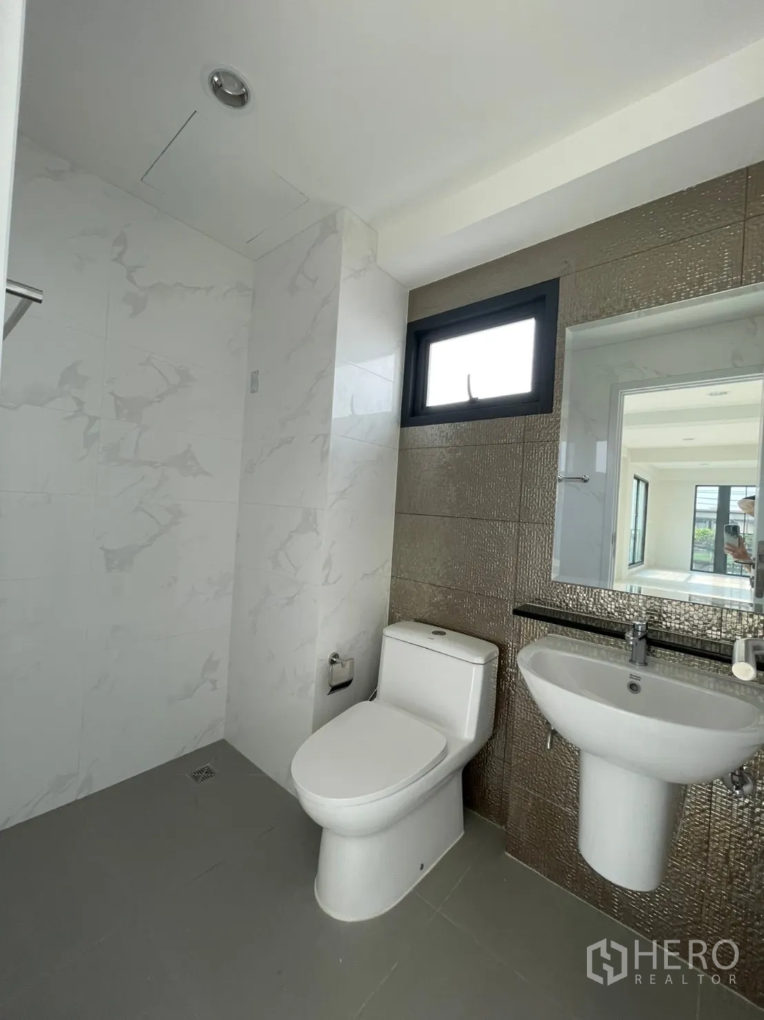 带办公室的家 出租在Suan Luang, Bangkok - 现代化卫生间，白色洁具，仿大理石墙砖与小窗。