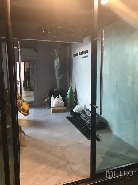 พื้นที่ขายปลีก ให้เช่าในWatthana, Bangkok - โถงทางเข้า ประตูกระจก พื้นกระเบื้องสีเทา และมุมจัดวาง