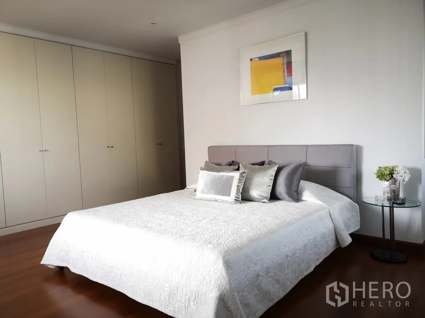 คอนโด ให้เช่าในBangkok - ห้องนอนพร้อมตู้เสื้อผ้าบิวท์อินเต็มผนัง โทนมินิมัล