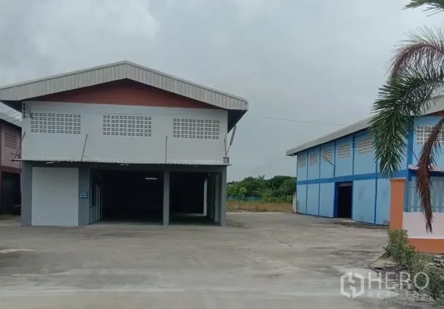 工厂 出租在Lat Lum Kaeo, Pathum Thani - 两栋厂房之间的开放式车道，设有遮雨装卸区与充足掉头空间