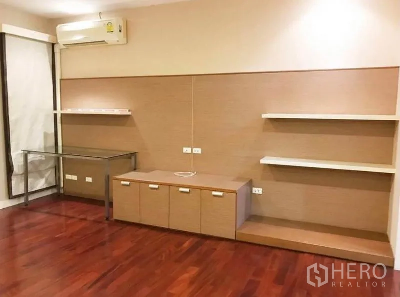 联排别墅 出租在Wang Thonglang, Bangkok - 多功能房，内置置物架与柜体，配空调。