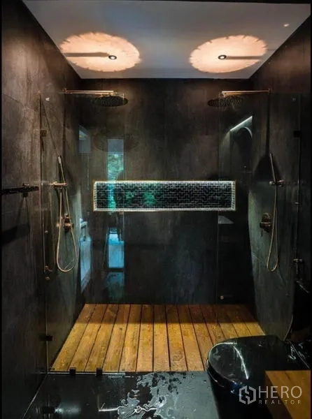 ทาวน์เฮาส์ ให้เช่าในKhlong Toei, Bangkok - ห้องน้ำโทนเข้ม พร้อมฝักบัวเรนชาวเวอร์คู่ ผนังกระจก และพื้นไม้ระแนง