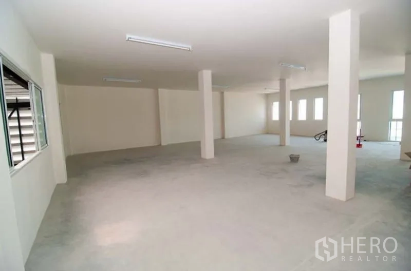 Factory for rent in Bang Sao Thong, Samut Prakan - Second-floor open workspace with windows and smooth concrete floor.