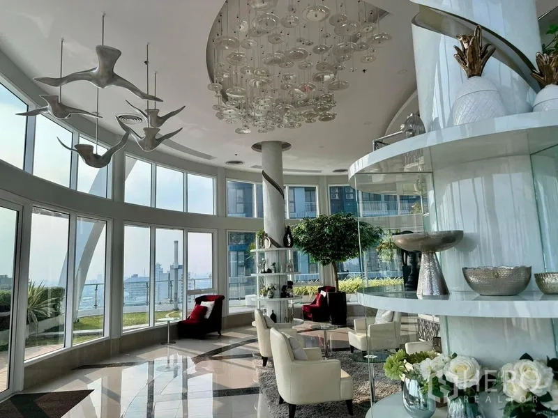คอนโด ขายในRatchathewi, Bangkok - เลานจ์ส่วนกลางหรูหรากระจกสูงชนเพดาน พร้อมโคมไฟดีไซน์