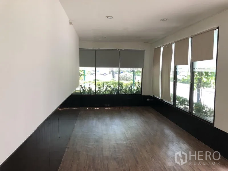 零售空间 出租在Khlong Toei, Bangkok - 明亮的零售房间，落地窗与木纹地板