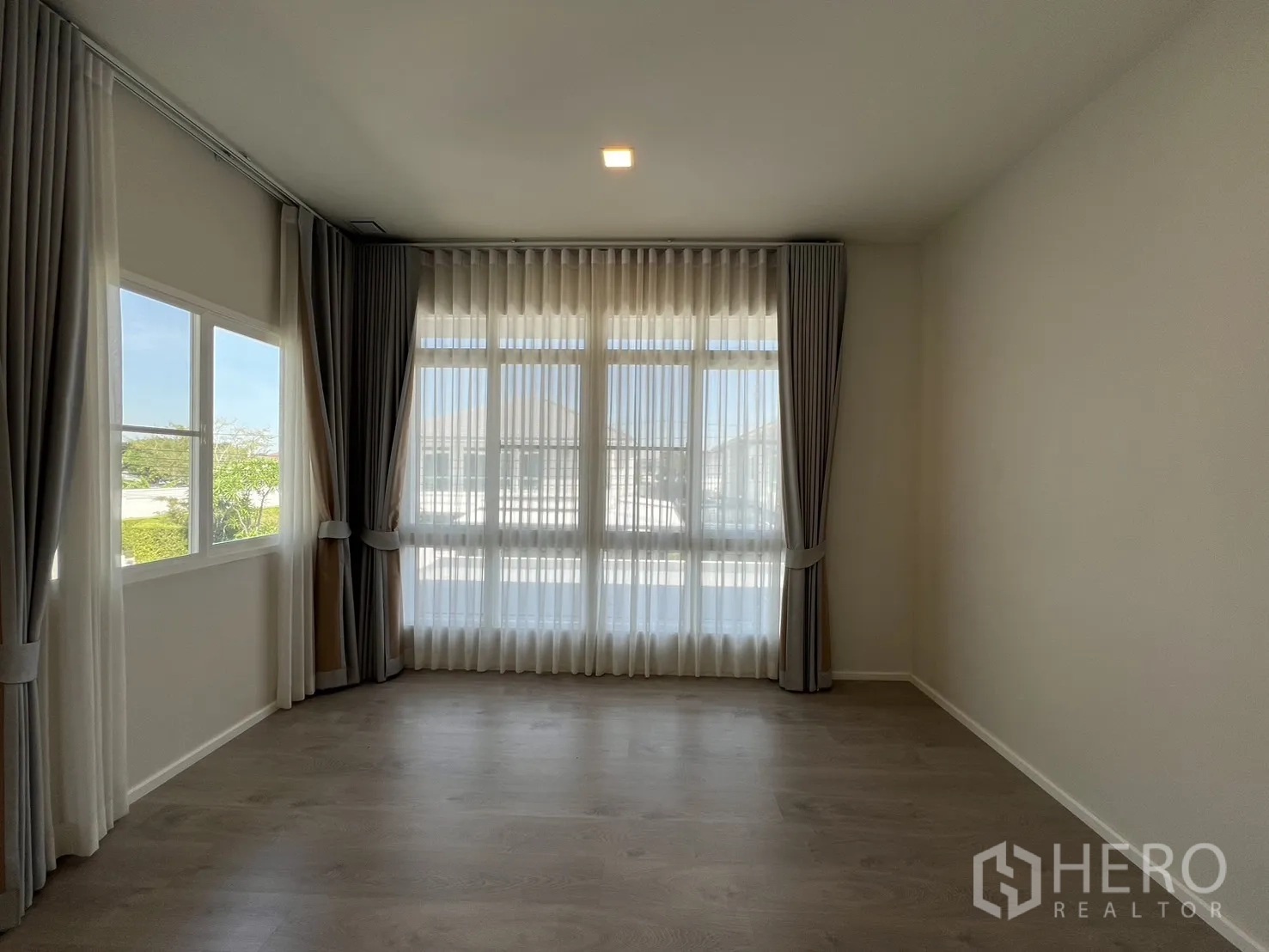 独立式住宅 出租在Prawet, Bangkok - 主卧推拉门连接阳台的景观卧室。