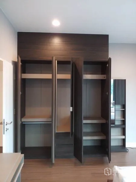 บ้าน ให้เช่าในBang Kapi, Bangkok - ตู้เสื้อผ้าบิวท์อินสีไม้เข้มพร้อมชั้นวางและราวแขวน
