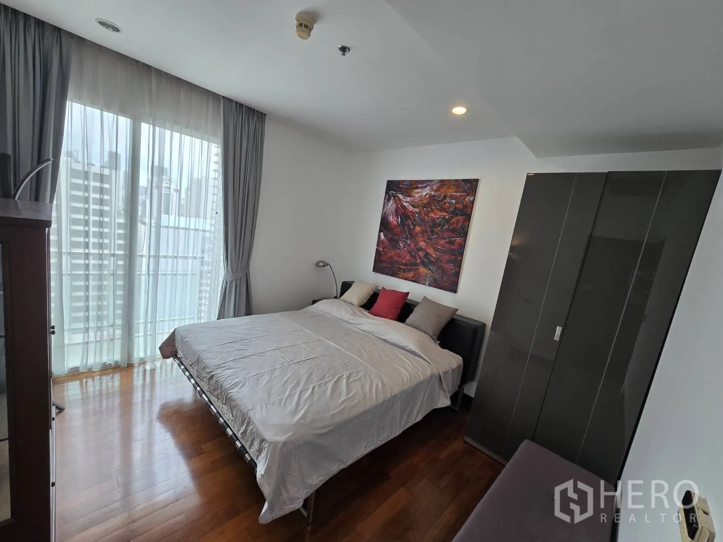 คอนโด for rent or sale in Watthana, Bangkok - ครัวพร้อมตู้เย็นใหญ่และตู้บิลท์อินสีสว่าง.