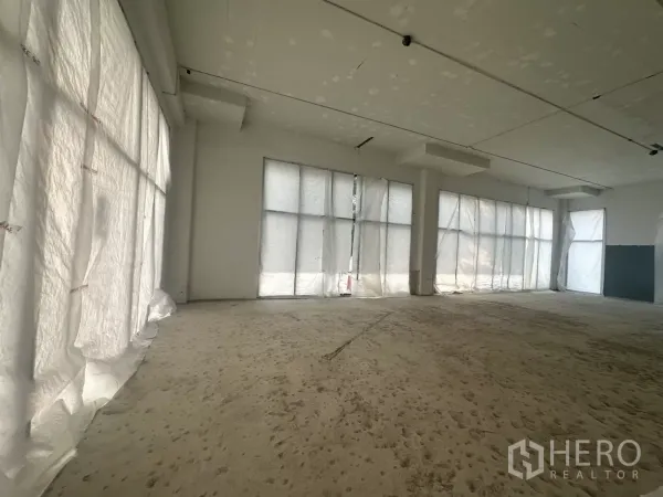 零售空间 出租在Khlong Toei, Bangkok - 宽敞空铺，四周落地窗采光充足，白色墙面与高天花。