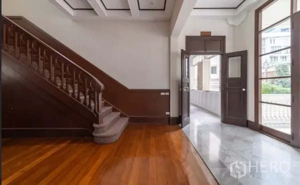 พื้นที่ขายปลีก ให้เช่าในBang Rak, Bangkok - โถงทางเข้า บันไดไม้ พื้นหินอ่อน และประตูเปิดสู่เฉลียง