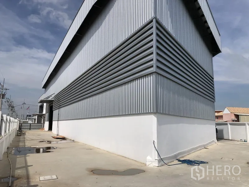 โรงงาน ให้เช่าในSamut Prakan - ทางสัญจรรอบอาคารผนังเมทัลชีทด้านหลัง