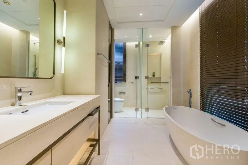 คอนโด ให้เช่าในPathum Wan, Bangkok - ห้องน้ำหรูมีอ่างอาบน้ำแบบลอยตัว อ่างล้างหน้าคู่ และห้องอาบน้ำกระจก