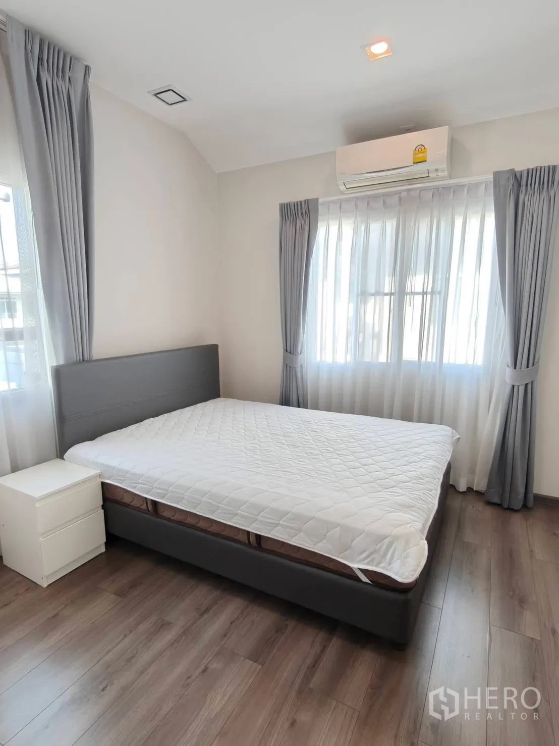 独栋房屋 for rent or sale in Bang Phli, Samut Prakan - 采光充足的卧室，配软包床、空调与木地板。