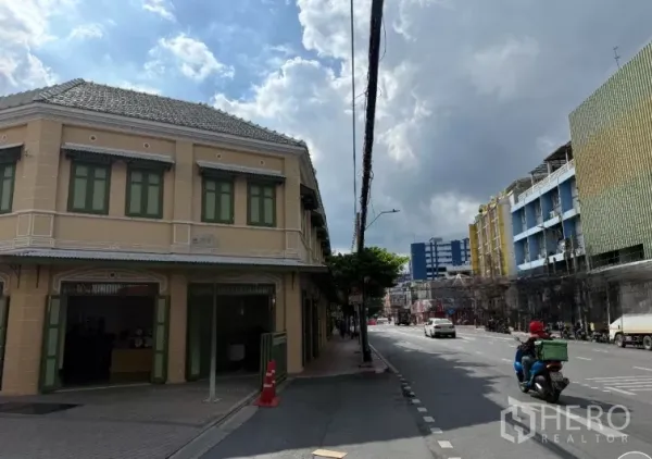 零售空间 出租在Bangkok - 转角商铺临主干道，人行道宽阔，街景曝光度高。