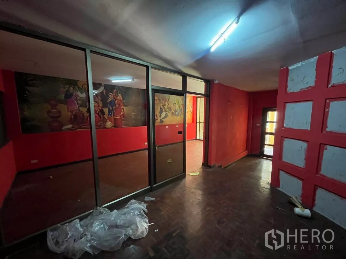 อาคารพาณิชย์ ให้เช่าในWatthana, Bangkok - พื้นที่เปิดโล่งกั้นด้วยผนังกระจกเต็มสูง มองเห็นภาพจิตรกรรมภายใน