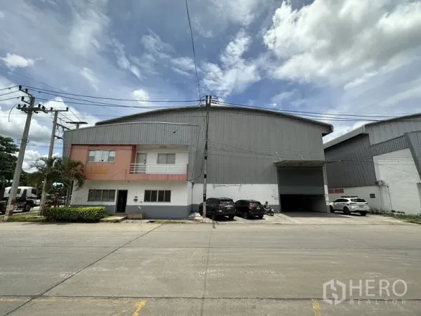 工厂 出租在Phra Nakhon Si Ayutthaya - 工厂正立面，带两层办公室及装卸雨棚入口。