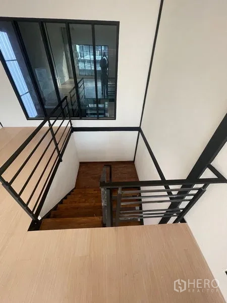 Warehouse for rent in Bang Kapi, Bangkok - Metal staircase with safety rails and glass-partitioned office inside the warehouse.