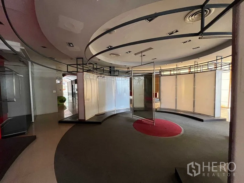 零售空间 出租 - 弧形分区展示区，天花导轨与中央圆形地毯